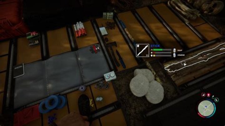 How to Equip Items and Weapons in Sons of the Forest