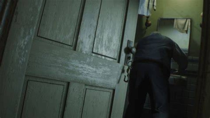 Resident Evil 2 How to hide from Chief Irons and get the Orphanage Key