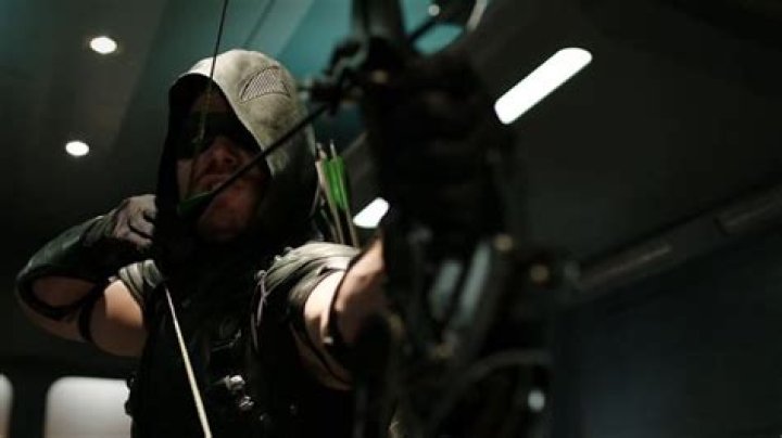 
Stephen Amell To Guest Star On Legends Of Tomorrow With Familiar Comic Design